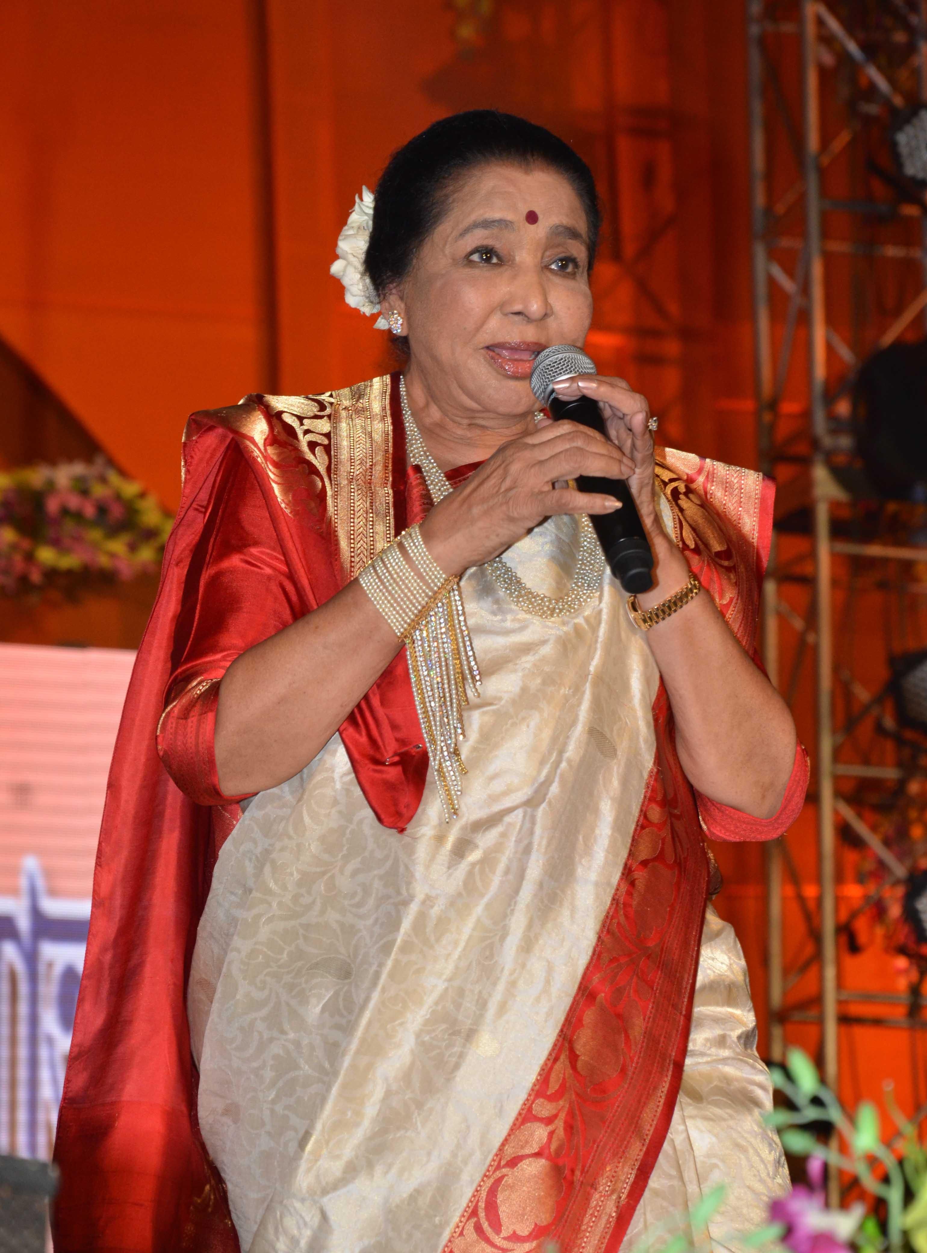 The heavenly raptures of music! The melody queen of India. Asha Bhosale has infused a new depth and wave in the Hi. Asha bhosle, Bollywood music, Beautiful songs