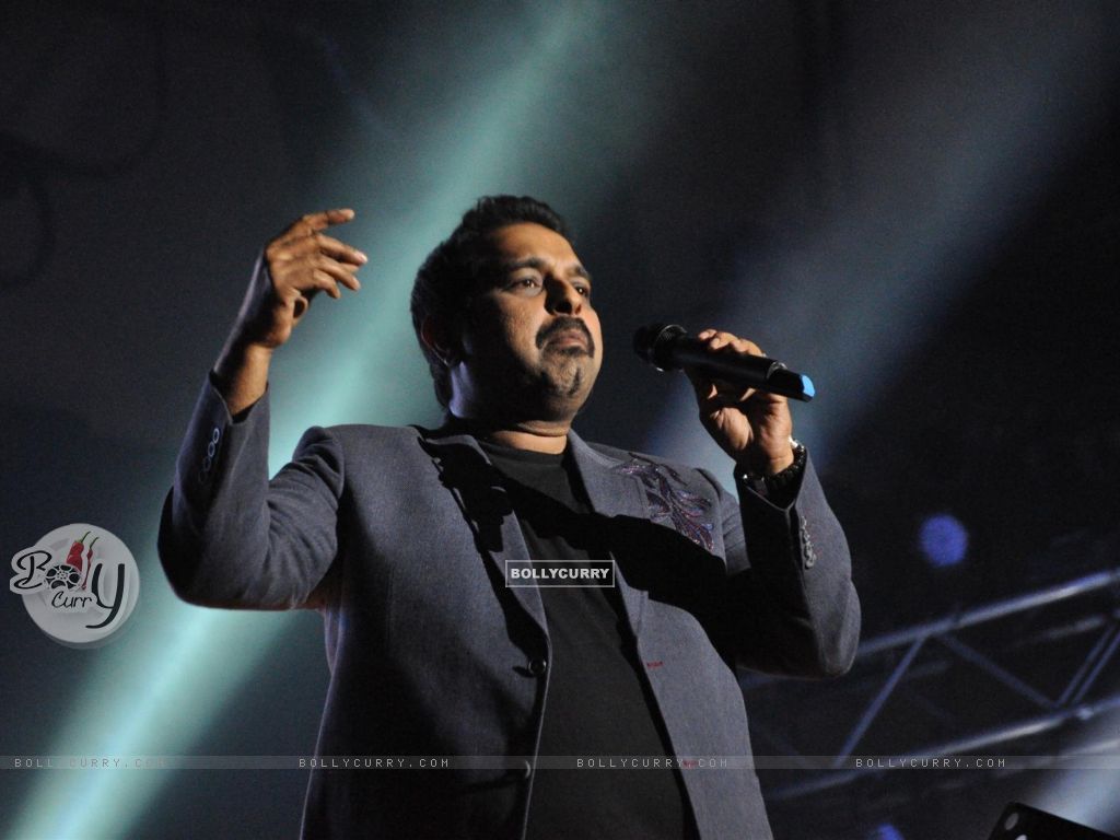 Wallpaper Mahadevan performing live 'King in Concert' organized by Nagrik Shikshan Sanstha in Mumbai size:1024x768