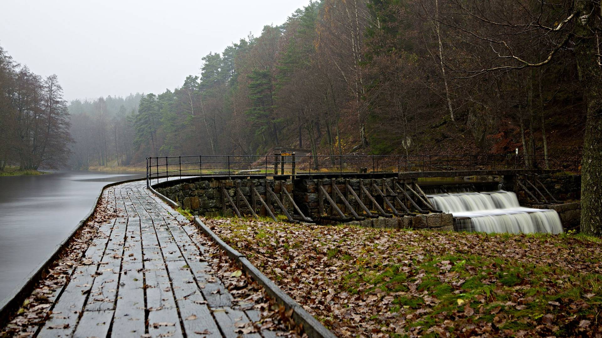 Rainy day on a dam near Lillesand, Norway [1920x1080]