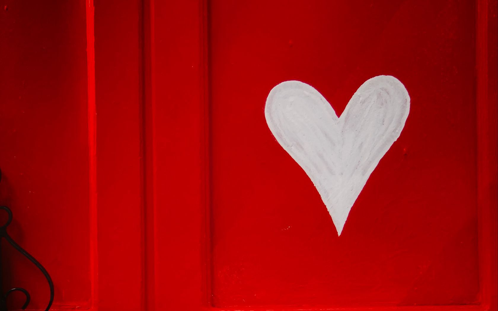 Download wallpaper 1680x1050 heart, love, romance, red, door widescreen 16:10 HD background