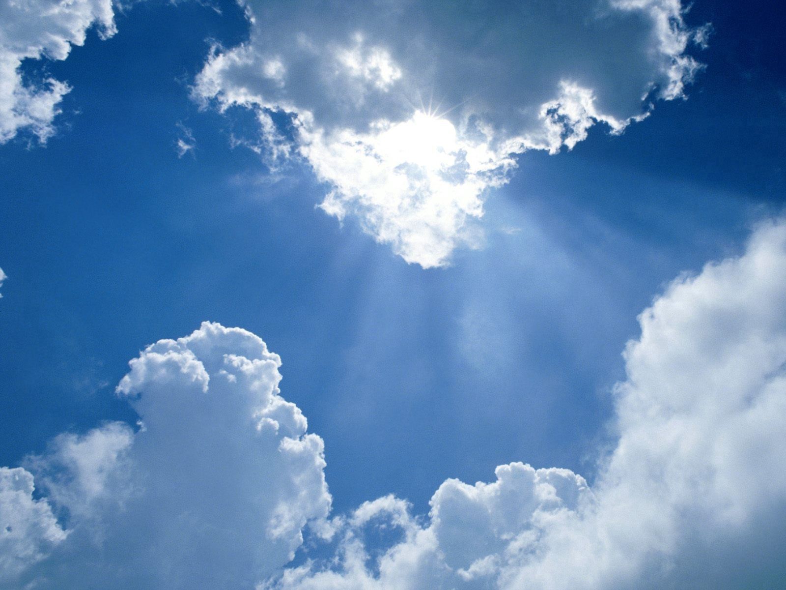 Download wallpaper 1600x1200 clouds, sky, sun, beams, day HD background