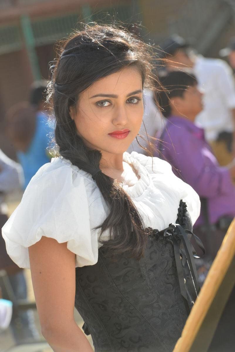 Mishti Chakraborty Hot And Photo And Wallpaper