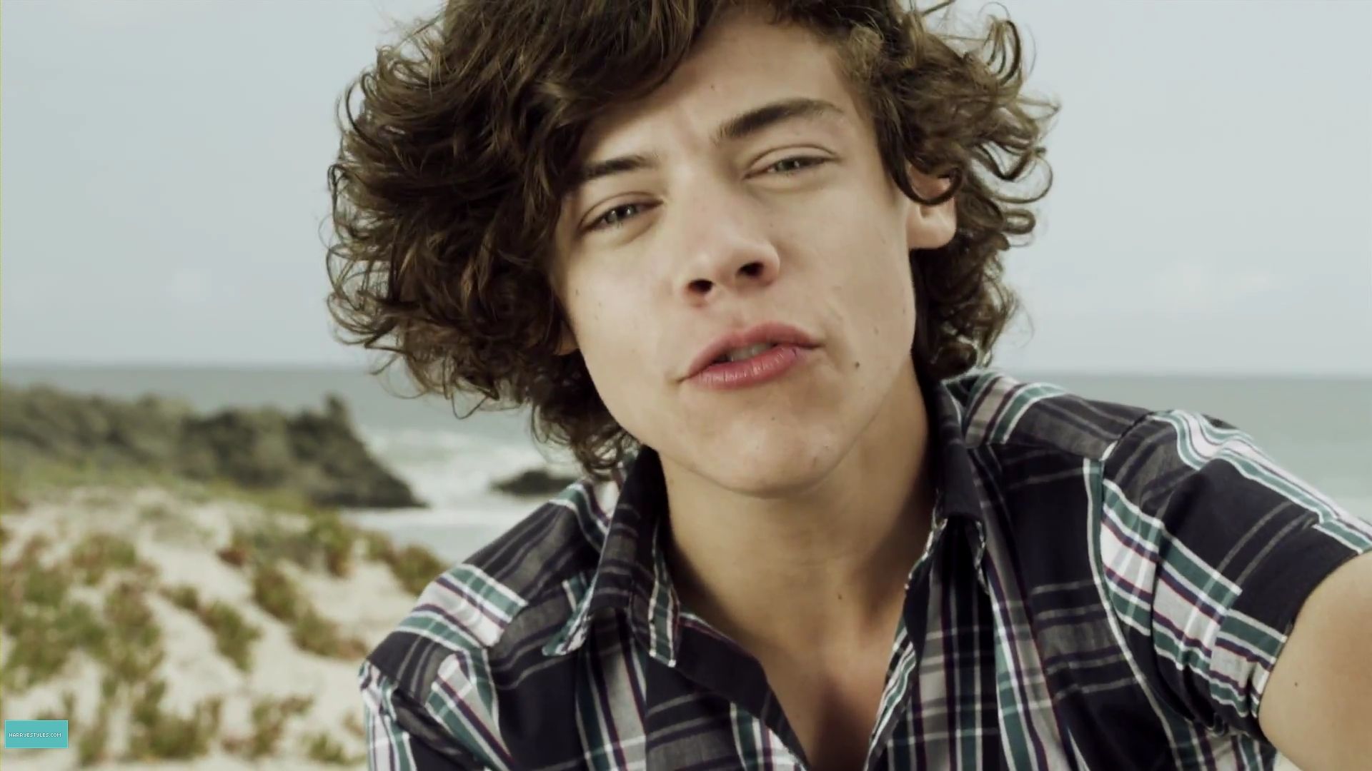 Music Video What makes you beautiful Direction Makes You Beautiful mp4 000029113 E Styles Gallery
