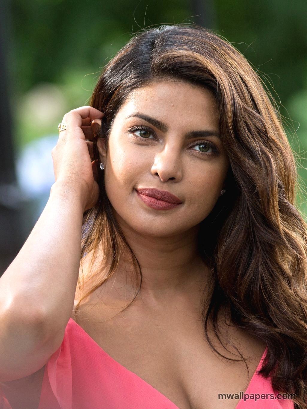 Priyanka Chopra HD Wallpaper (1025x1367)