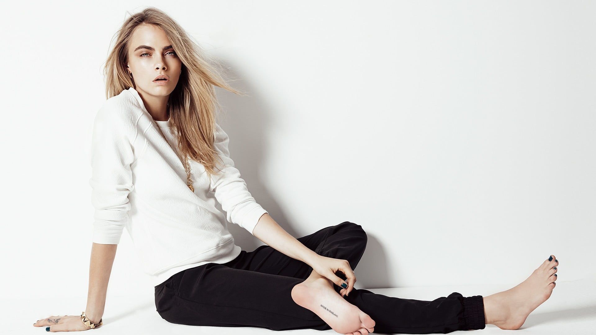 Cara Delevingne #blonde Cara Delevingne #barefoot #model #celebrity P # wallpaper #hdwallpaper #desktop. Cara delevingne style, Cara delevingne, Model