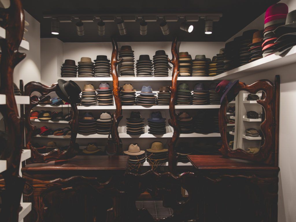 Barna Centre awards its “Rosa de Plata” prizes to Up Headwear, Massimo Dutti and Merceria Santa Ana. Guàrdia Urbana de Barcelona. Ajuntament de Barcelona