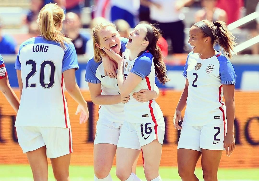 Rose Lavelle sharing a laugh with Lindsey Horan as teammates Allie Long (left) and Mallory. Usa soccer women, Female football player, Soccer girl problems