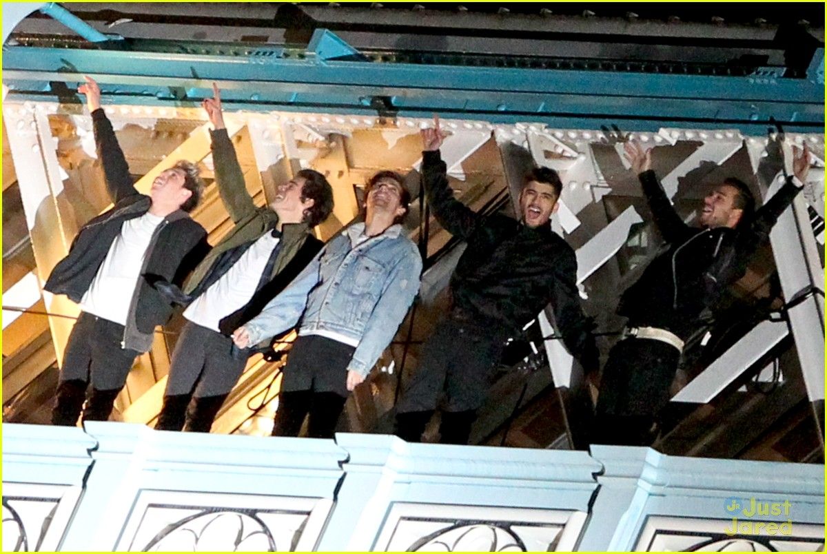 One Direction Film 'Midnight Memories' Video on London's Famed Tower Bridge!: Photo 629005. Harry Styles, Liam Payne, Louis Tomlinson, Niall Horan, One Direction, Zayn Malik Picture. Just Jared Jr