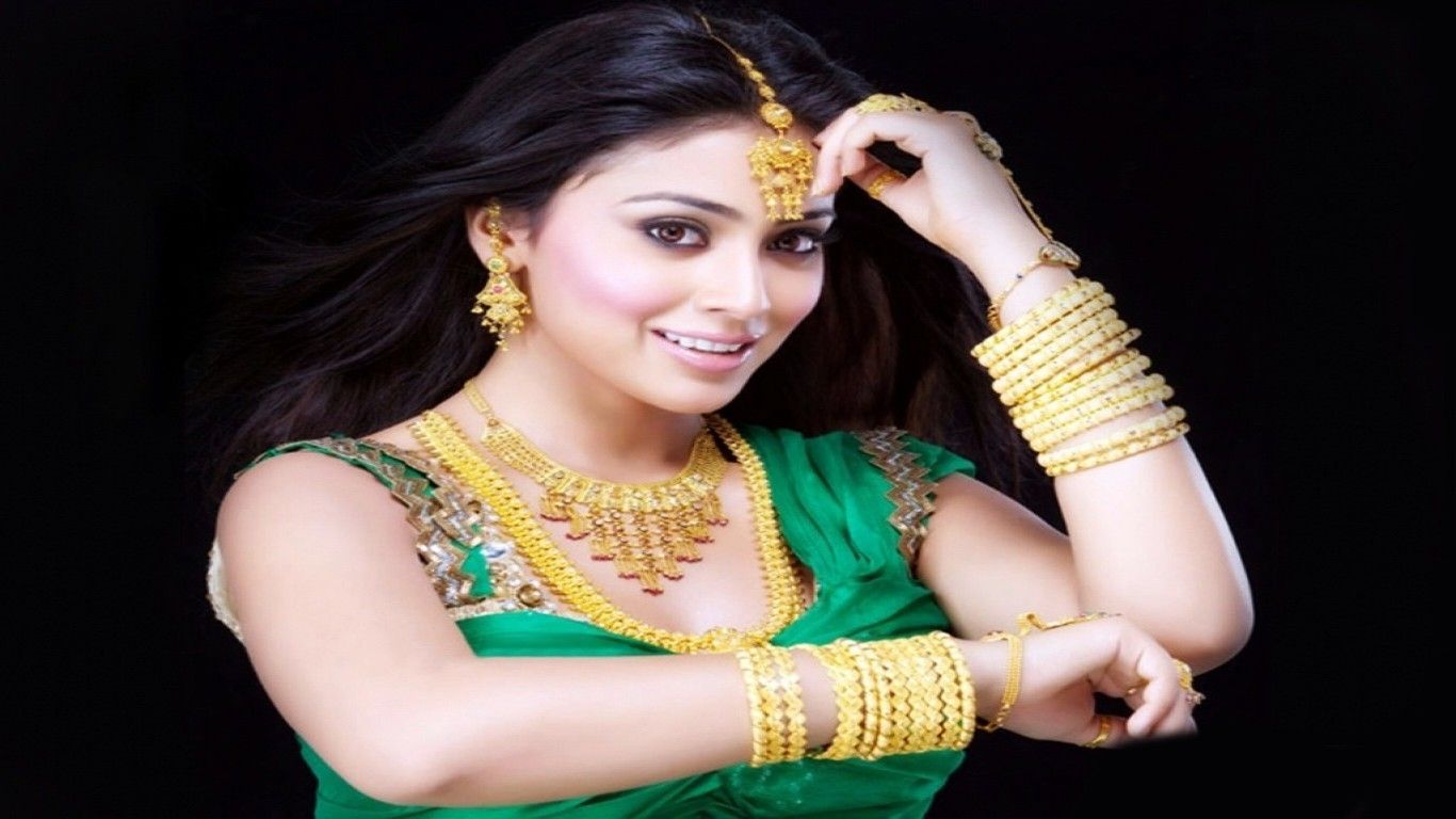South Actress Shreya HD Wallpaper /south Actress Shreya Hd Wallpaper/. Jewelry Ads, Buy Gold Jewelry, Jewelry Photohoot
