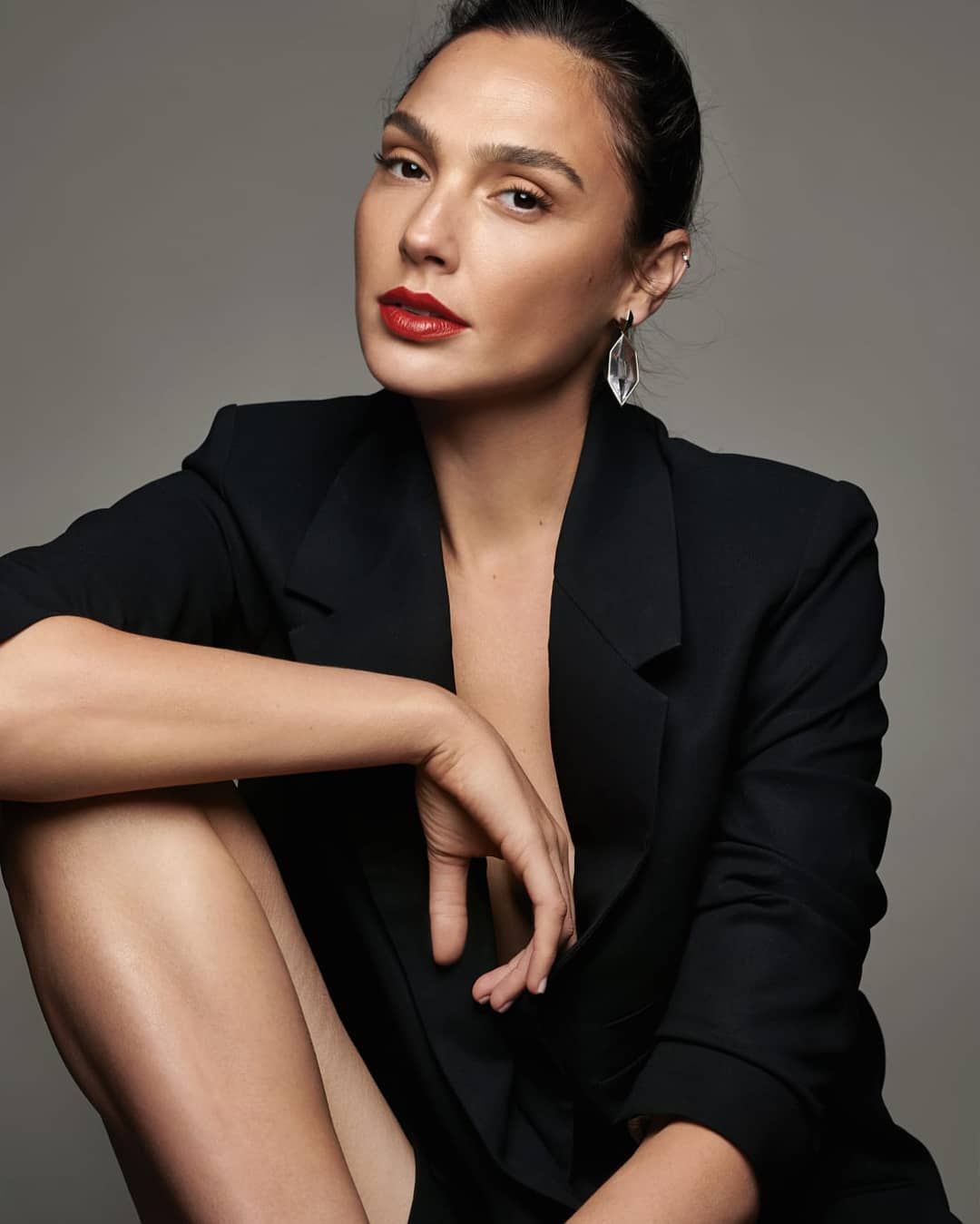 Gal Gadot on Instagram: “Take 3 #SuperLustrous #ReallyRed006 #ad Photo by:. Gal gardot, Gal gadot, Gal gabot