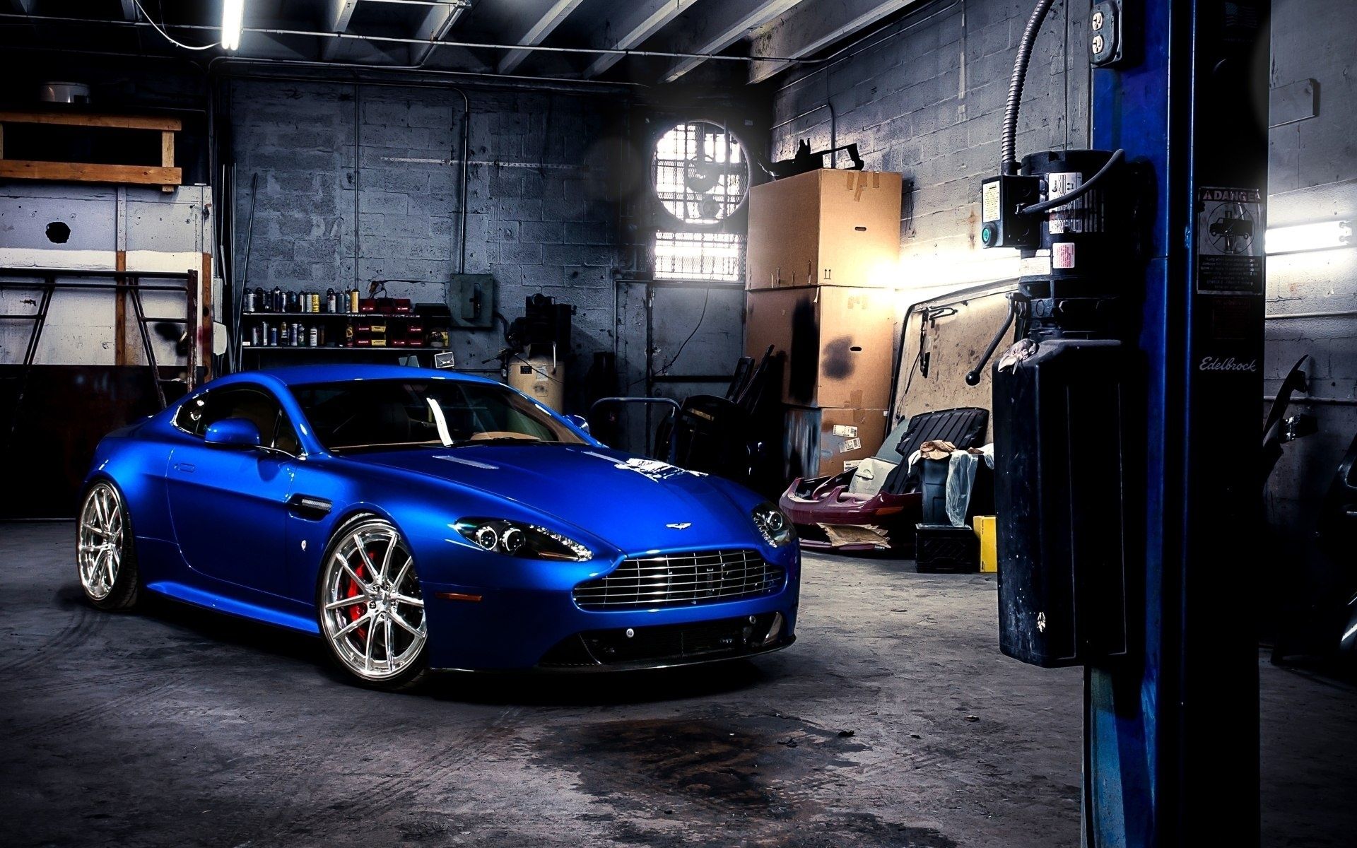 Aston Martin Vantage s в гараже