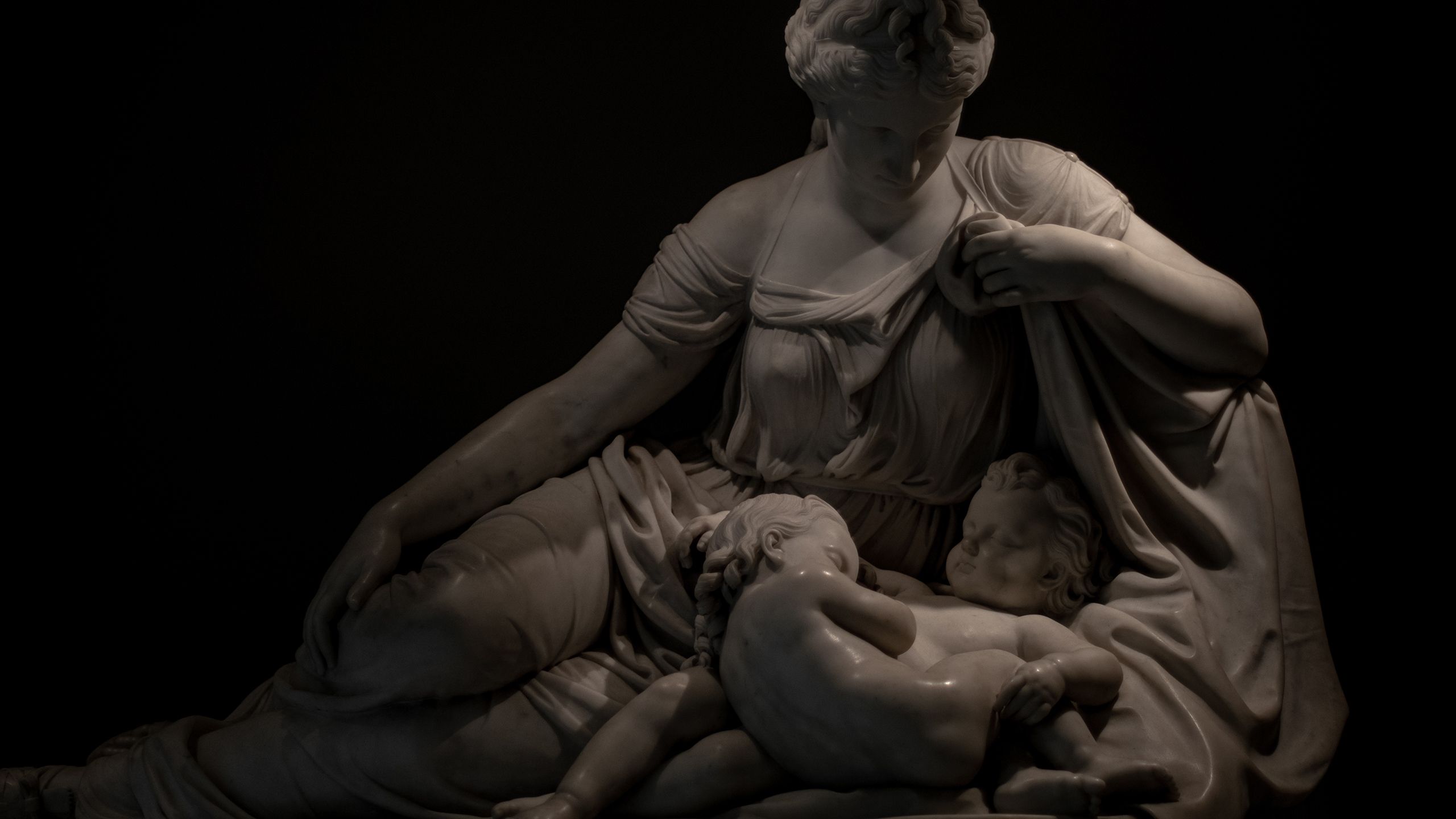 Ancient Greek Sculpture Sculpture Mother Baby Wallpaper:2560x1440