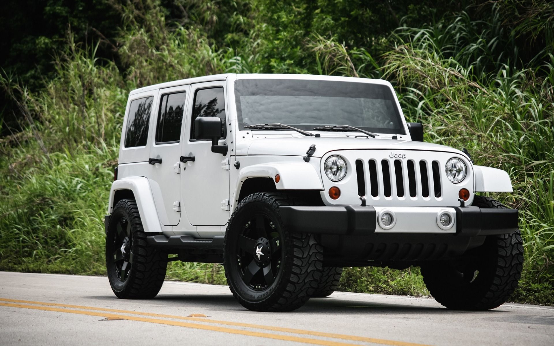 Download wallpapers Jeep Wrangler, white SUV, black wheels, tuning, America...