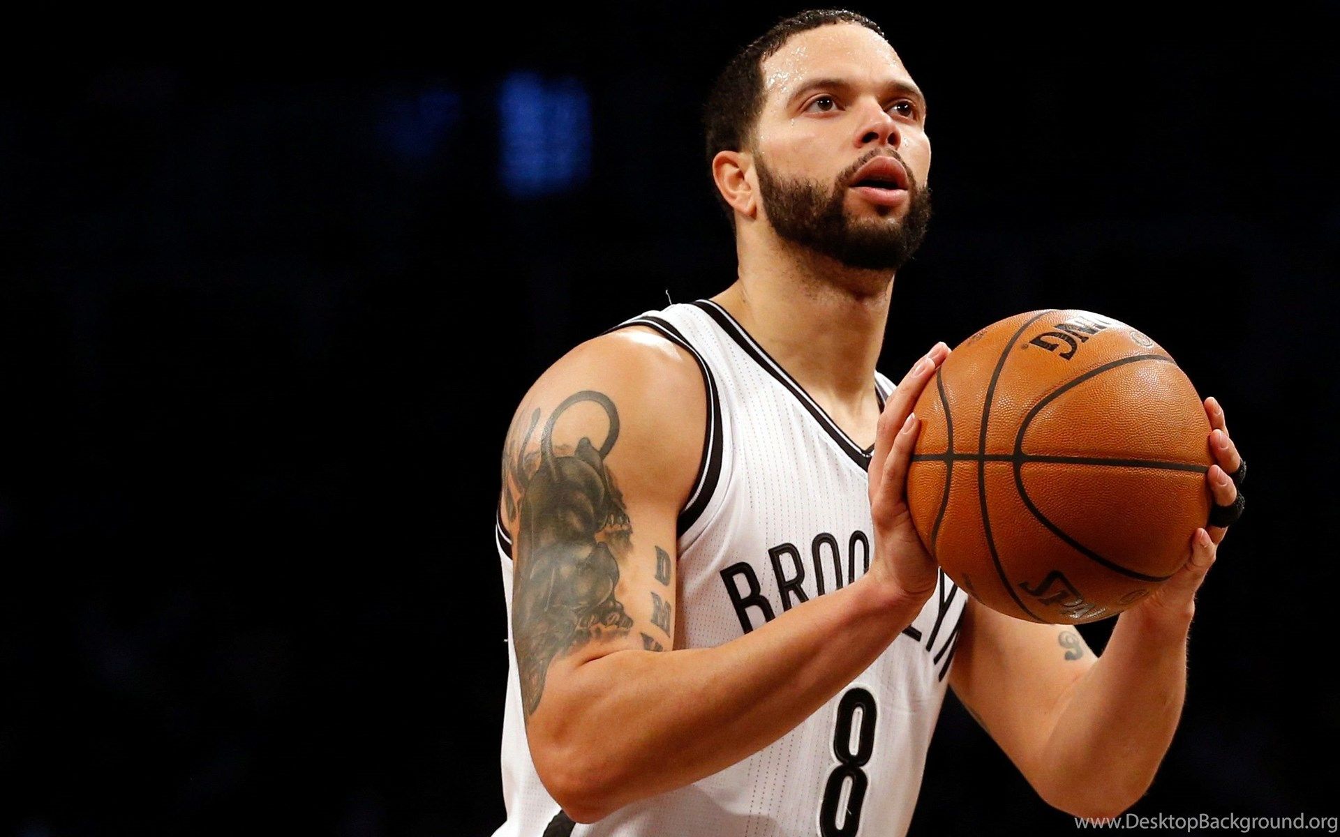 American Basketball Player Deron Williams With Ball HD Wallpaper. Desktop Background