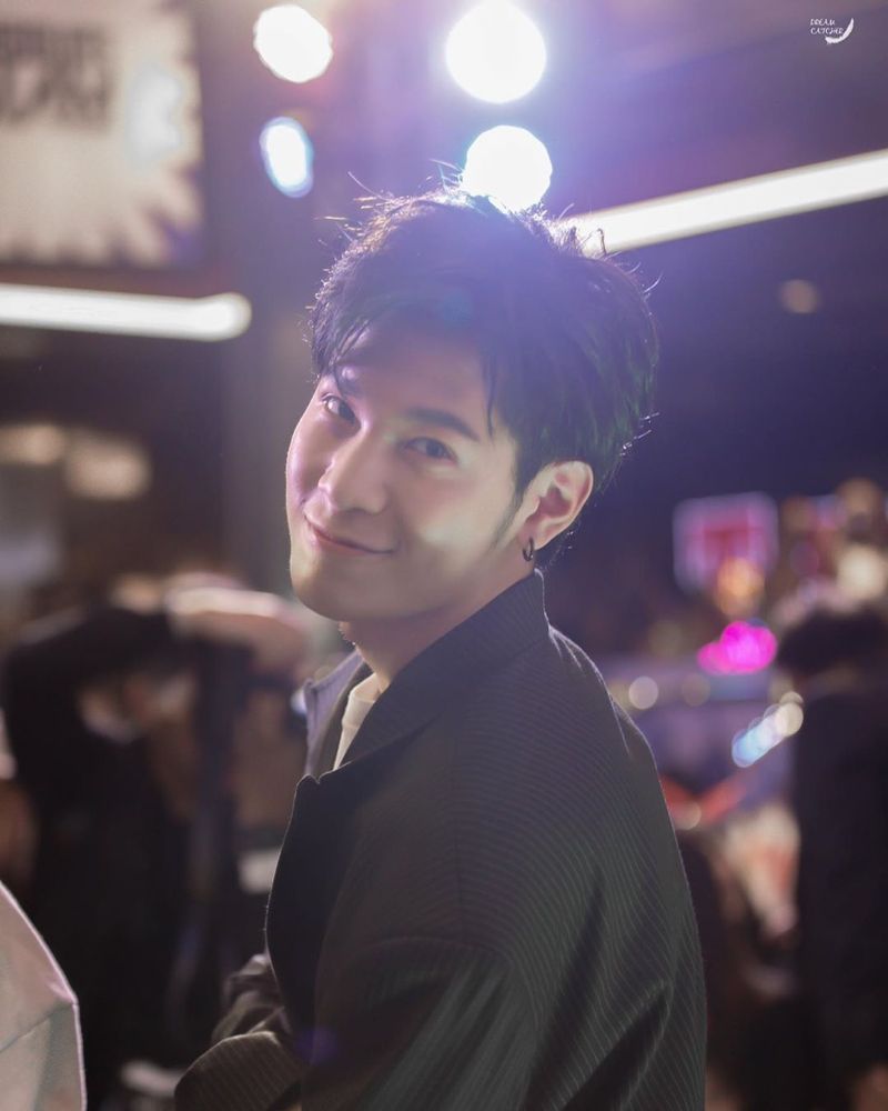 Singto. Prachaya Ruangroj on Instagram: “สิงโตเหลียวหลัง