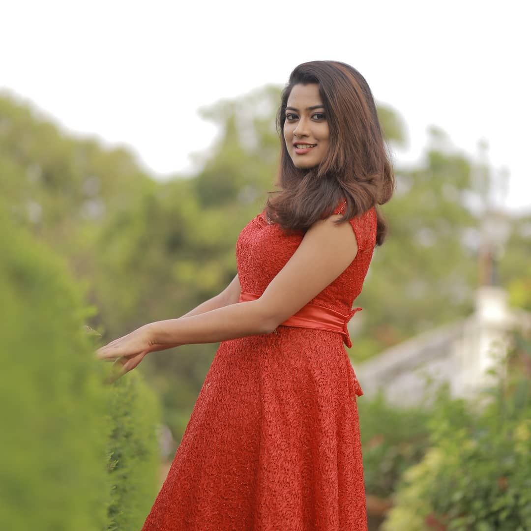 Image may contain: 1 person, standing and outdoor. Dresses, Sleeveless dress, Actresses