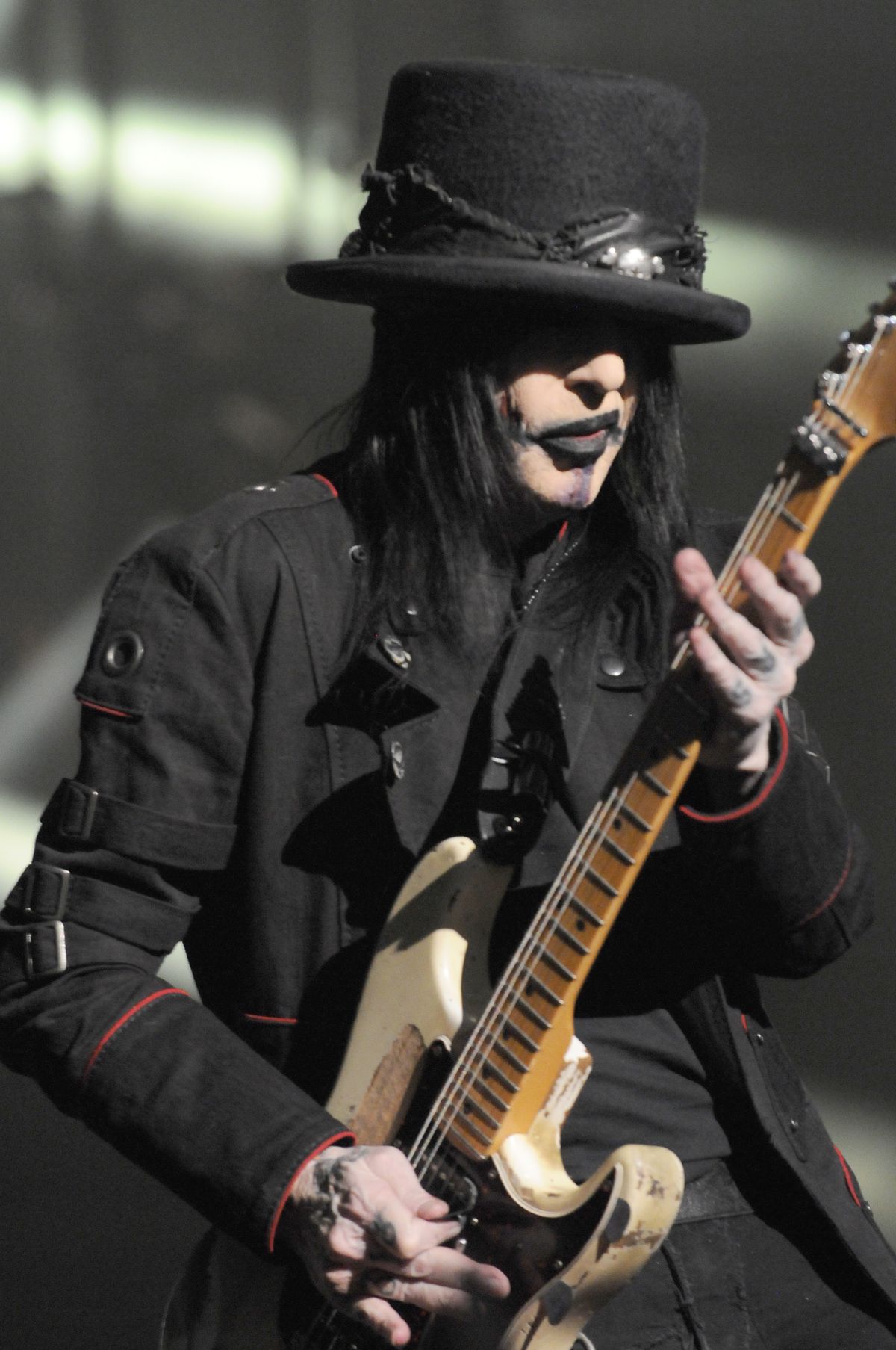 Houstonian behind Mötley Crüe's look. Mick mars, Motley crue, Heavy metal music