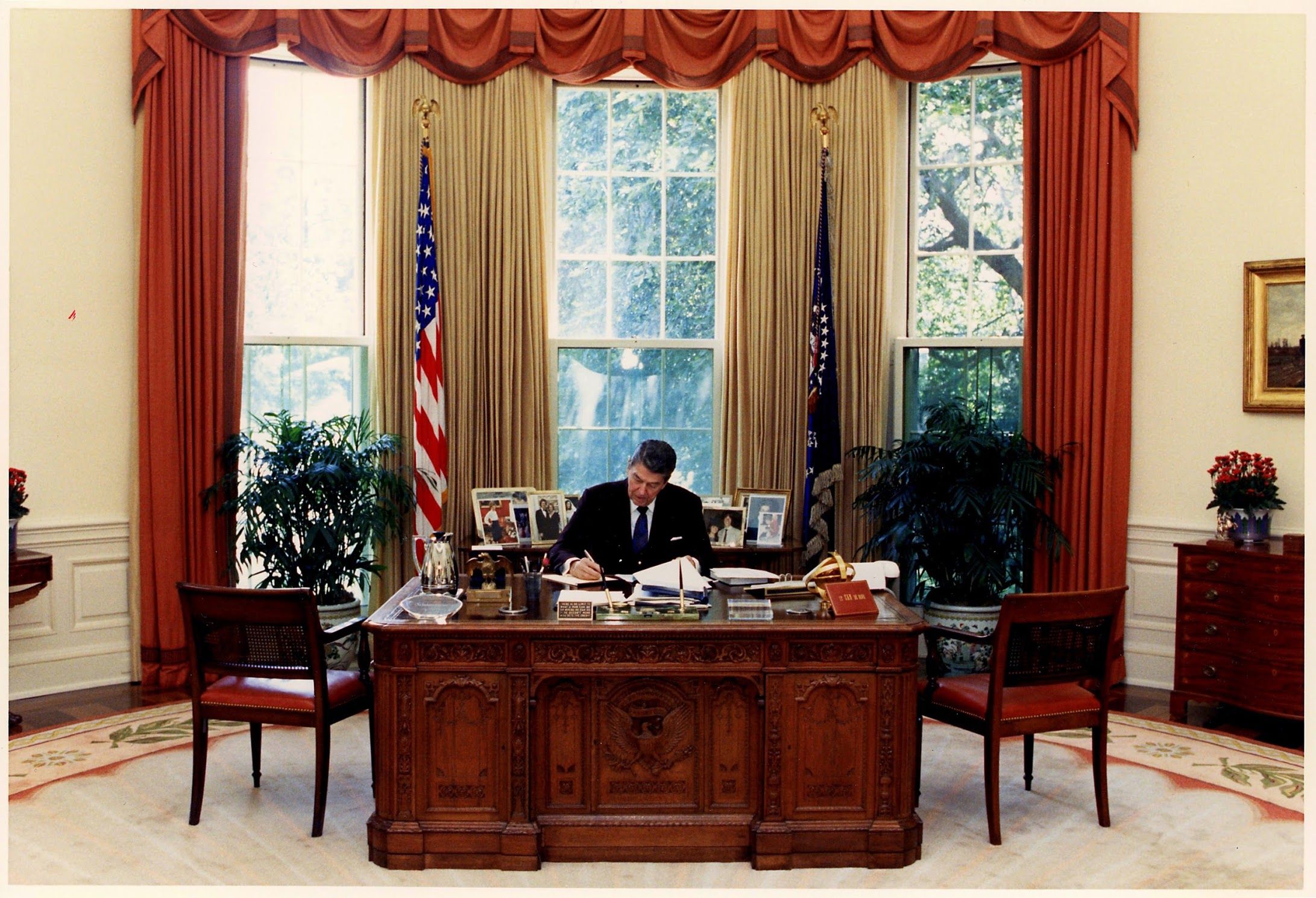 Рональд Рейган в Овальном кабинете