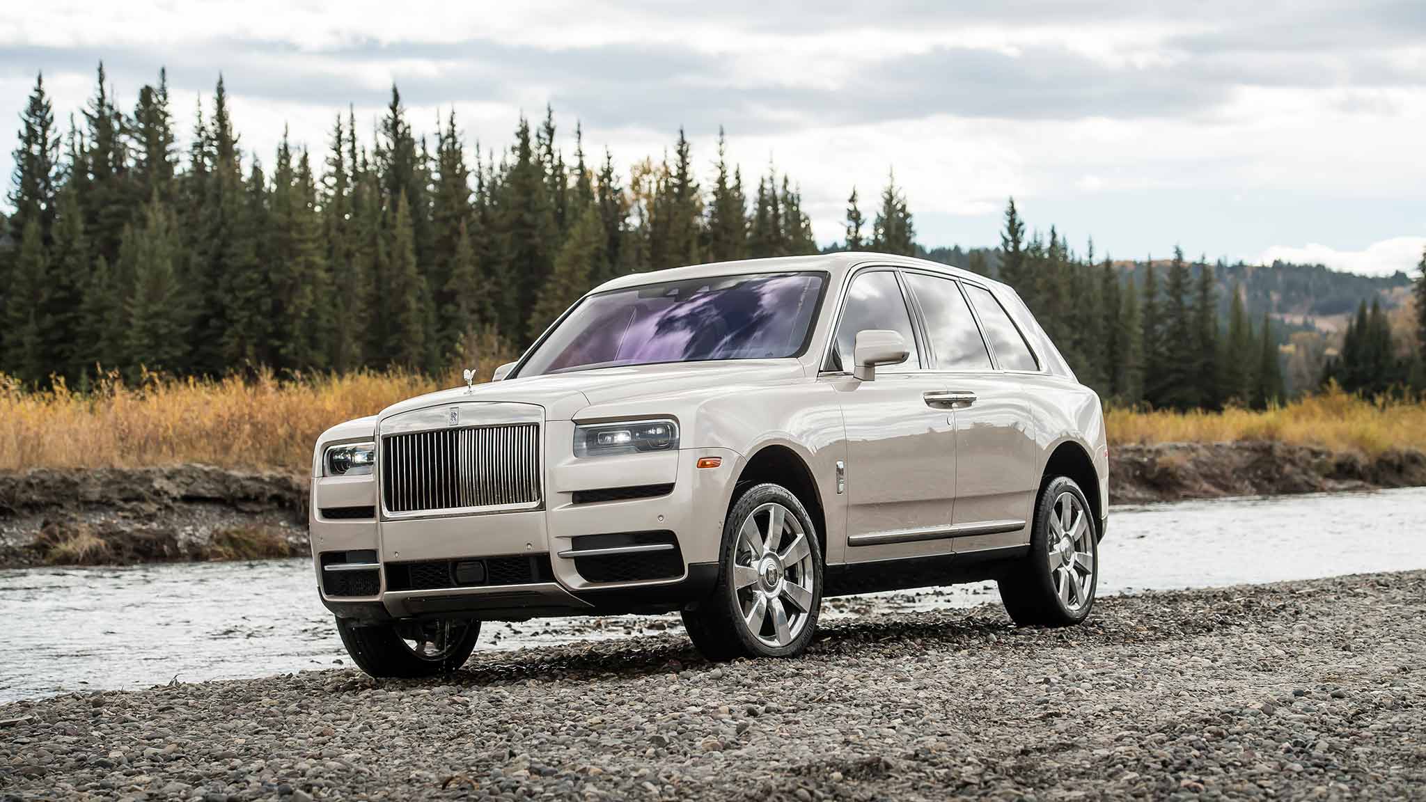 Rolls Royce Cullinan (Color: White Sands) Front Three Quarter Wallpaper (56)