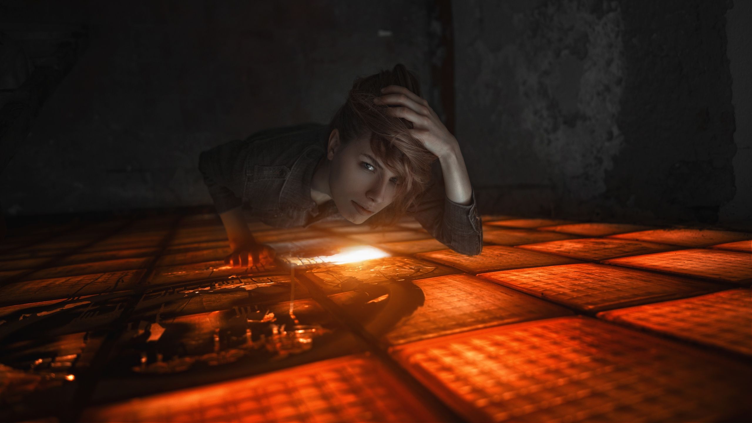 Lights Women Model Looking Up Women Indoors Wallpaper:2560x1440