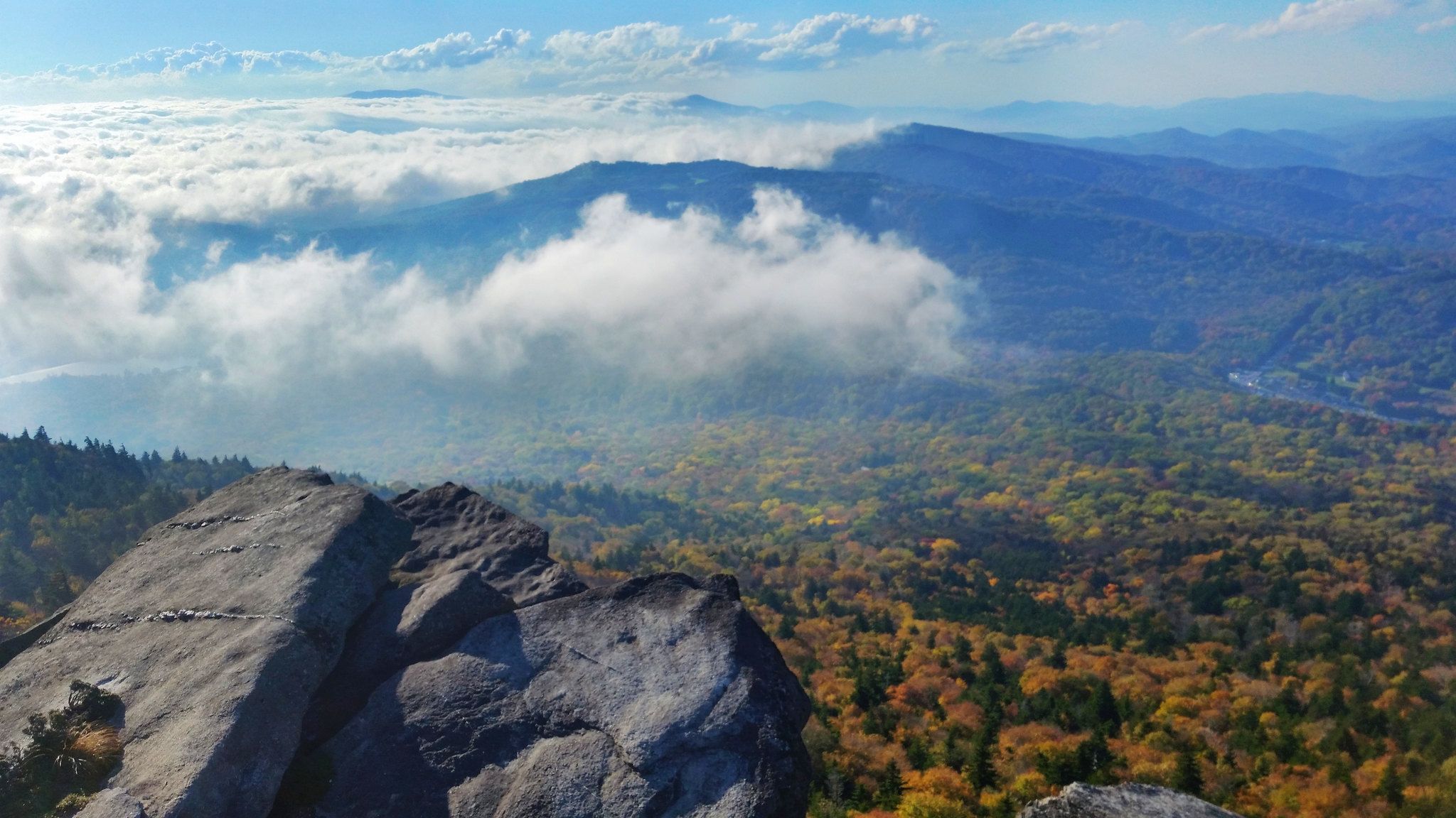 OC] [2048x1152] Grandfather Mountain, NC in early Autumn, looking West