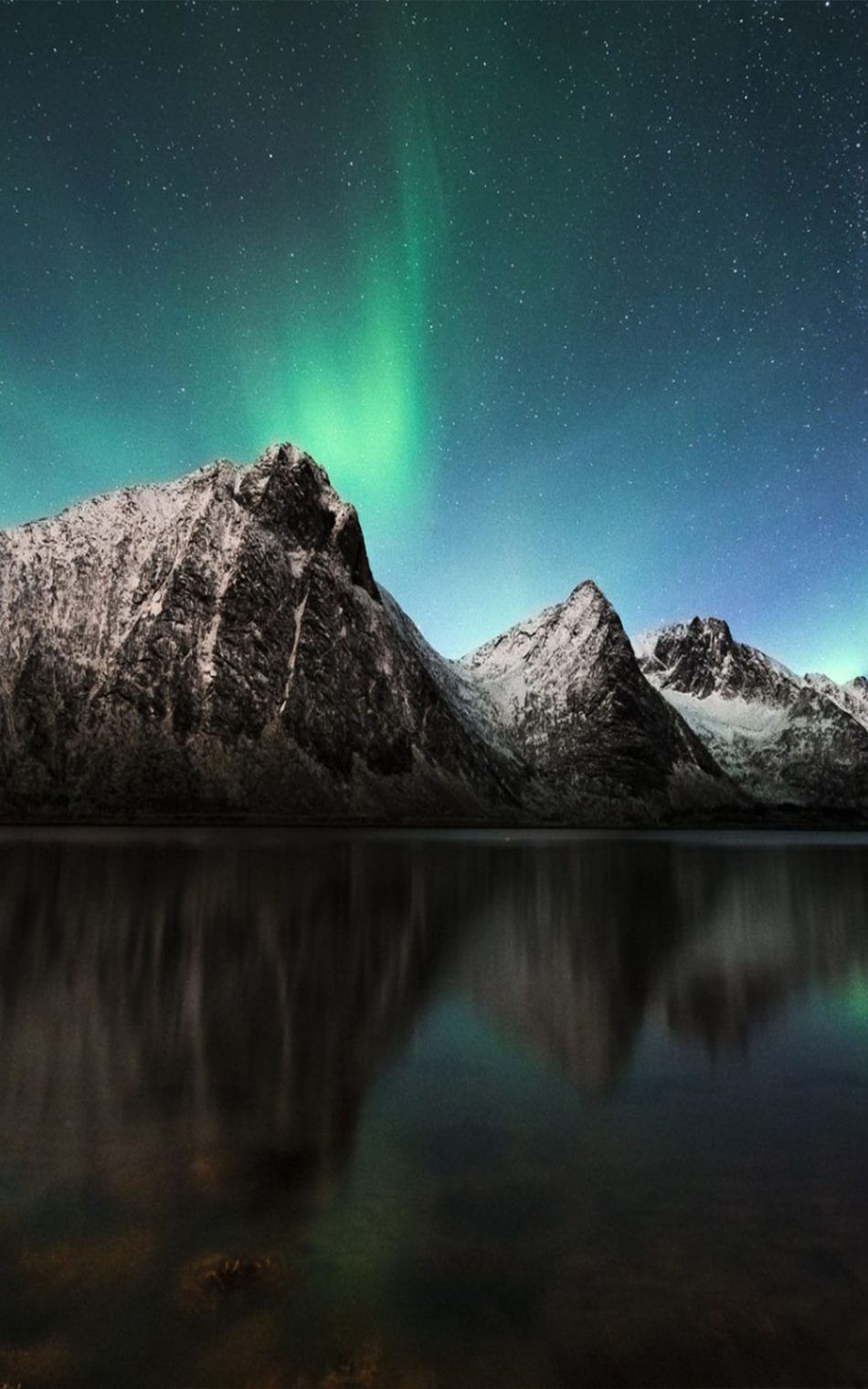 Northern Lights Aurora Borealis Iceland 4K Ultra HD Mobile Wallpaper