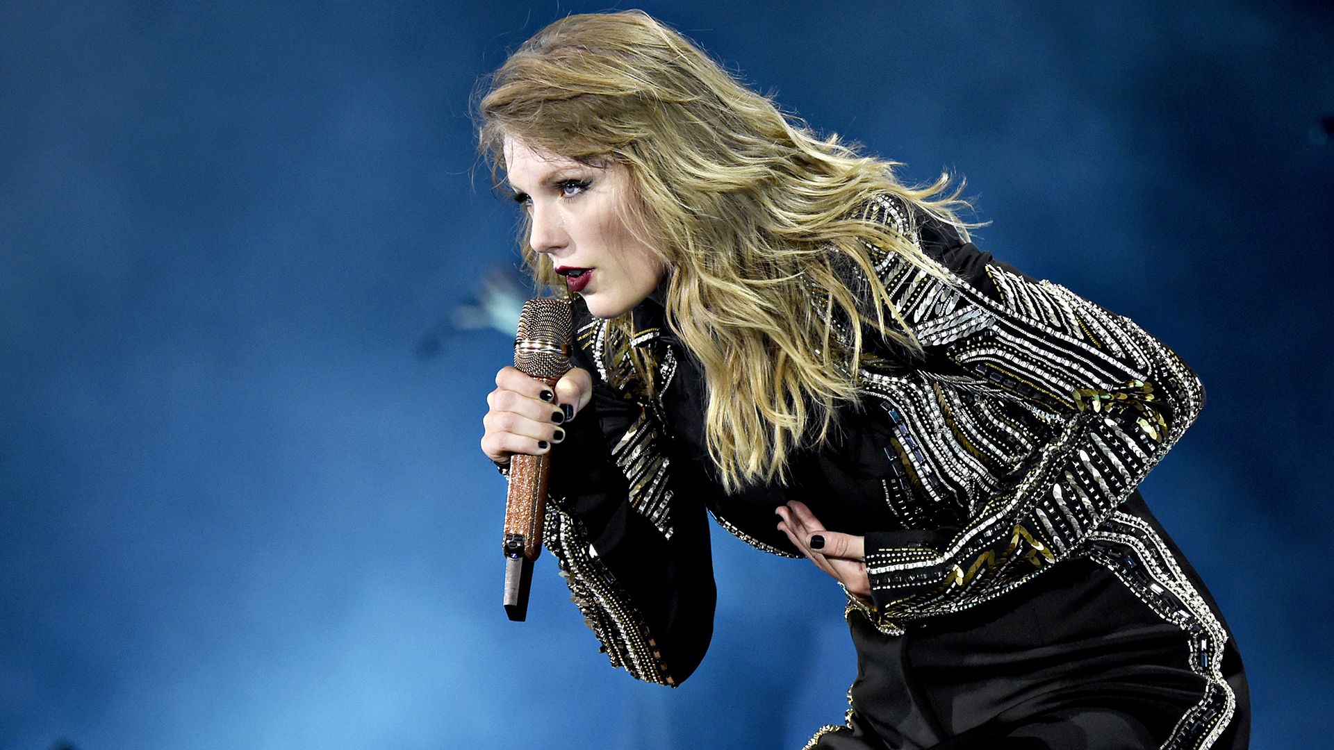 Taylor Swift Throws Used Tissue into Crowd: Video