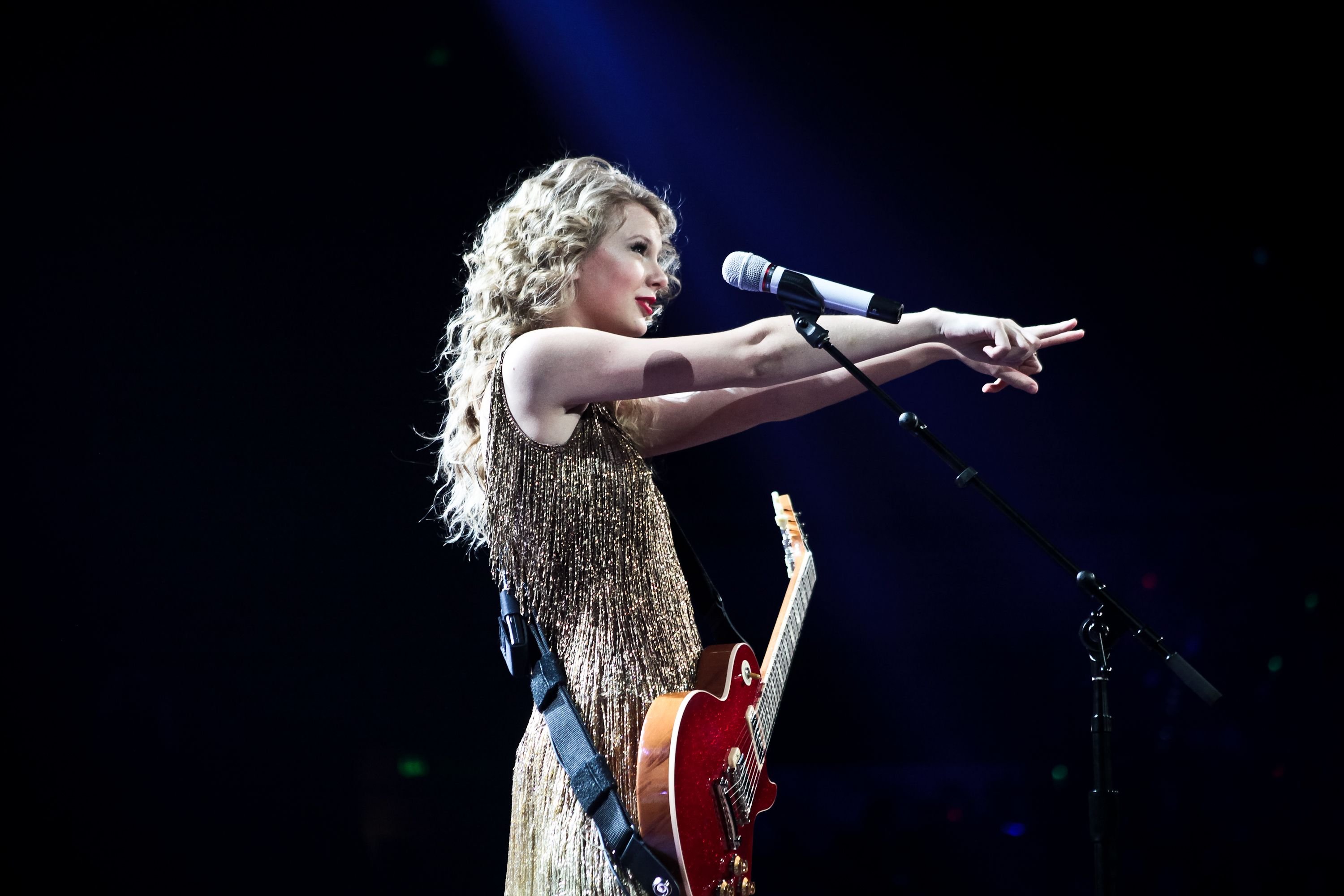 Taylor Swift Delights In Special Tornado Benefit Show « American Songwriter