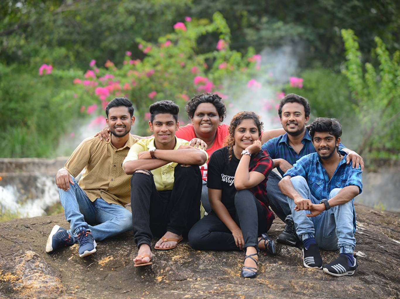 Oru Adaar Love Movie HD Wallpaper .filmibeat.com