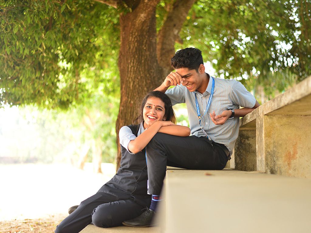 Romantic Oru Adaar Love