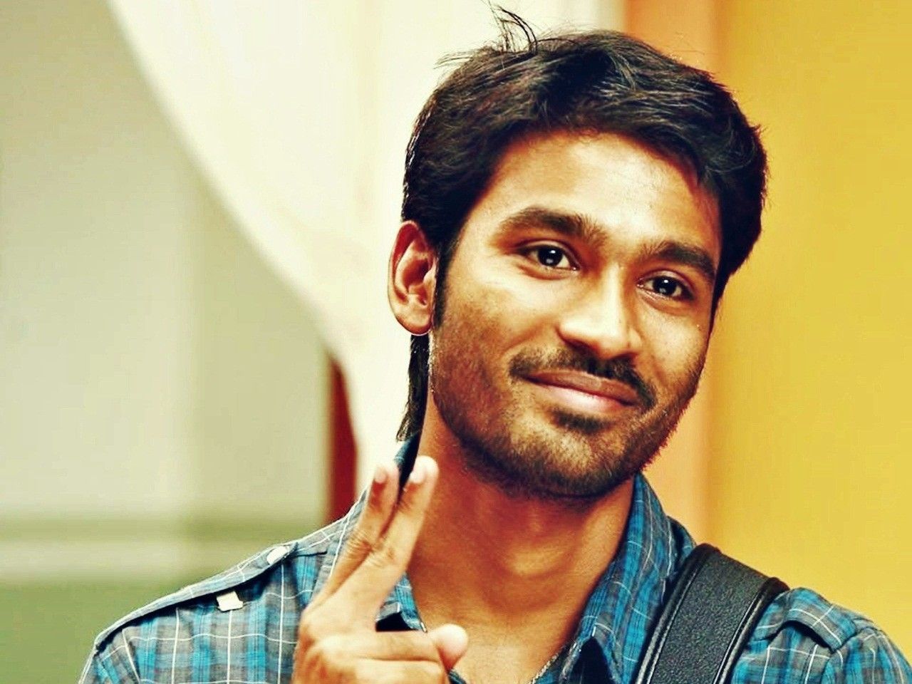 Dhanush Image Roshan Sara Ali Khan Dhanush