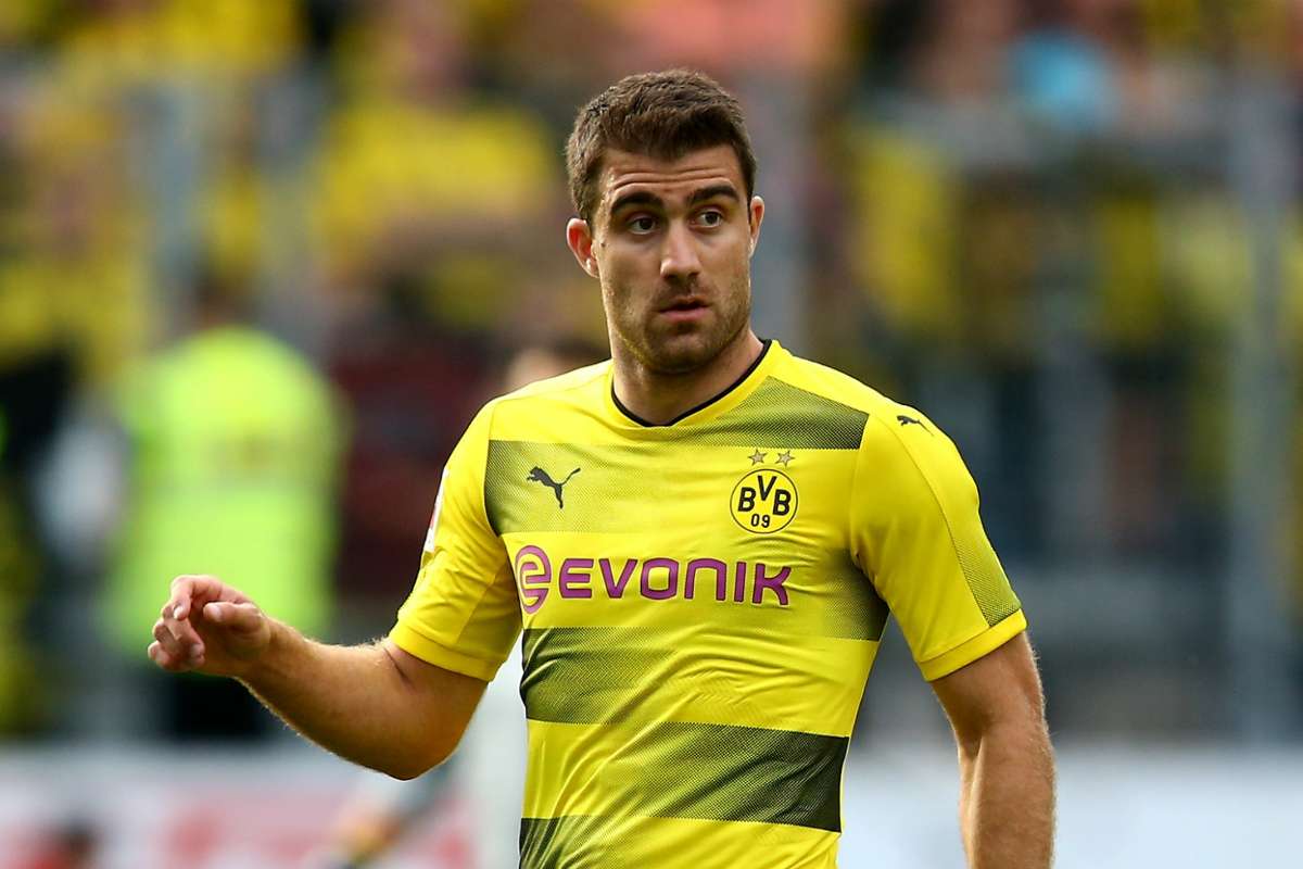Arsenal close in on Sokratis deal as Lichtsteiner talks continue