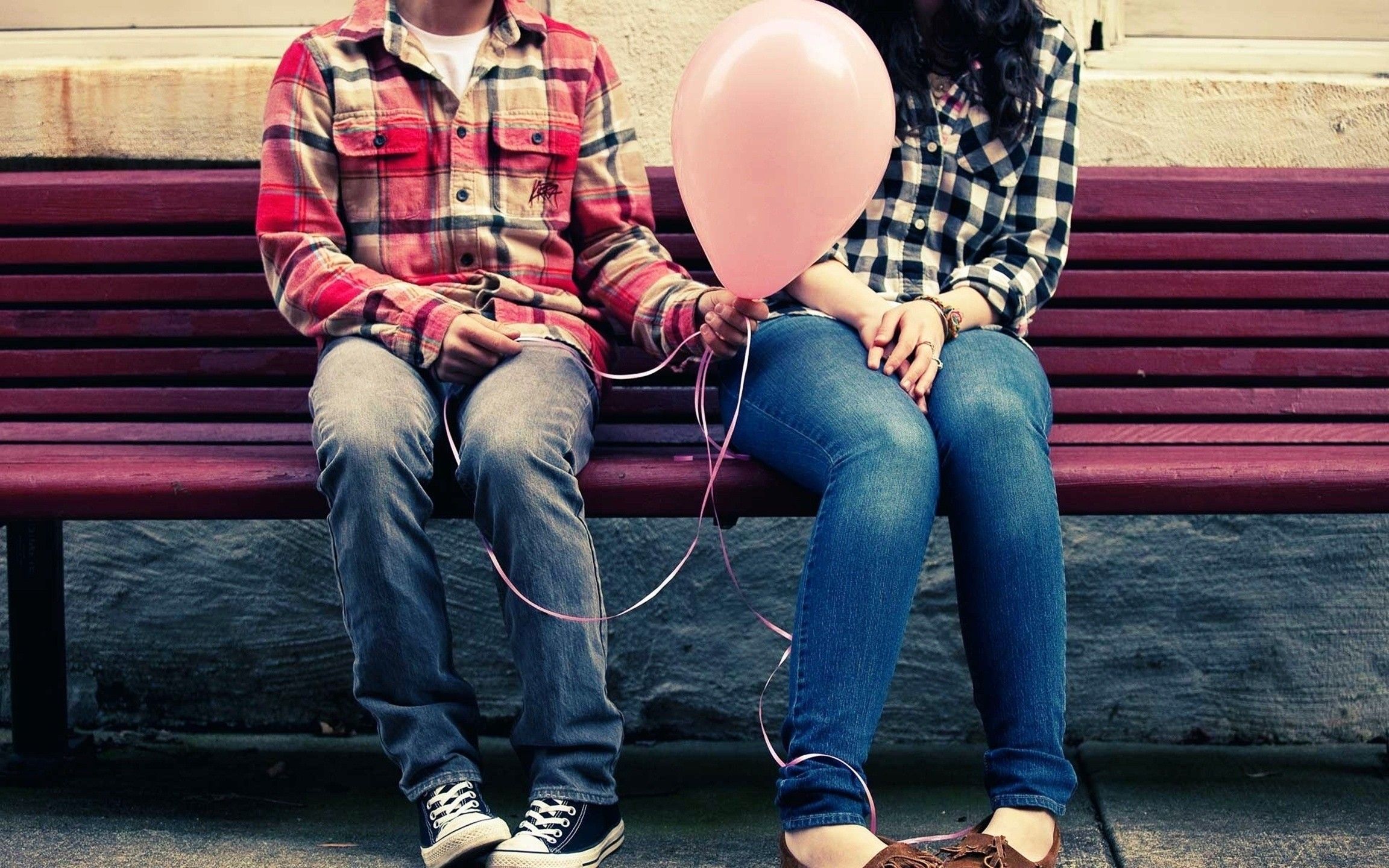 Women love bench sitting boys balloons lovely angel wallpaperx1440