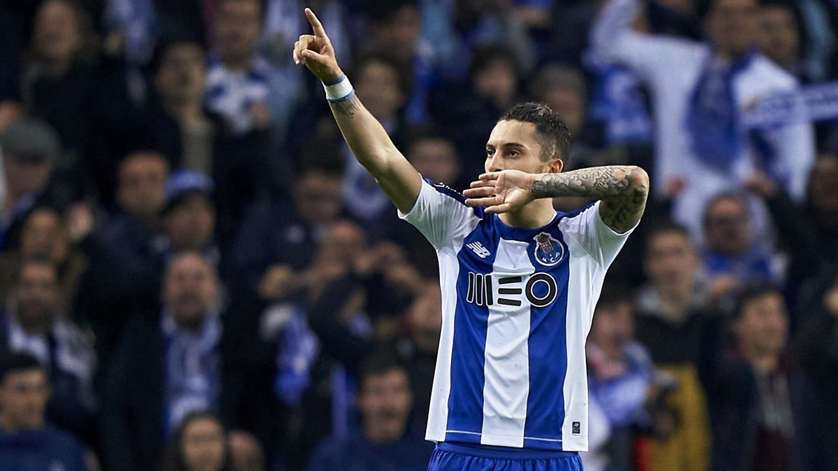 Manchester United make £12m bid for Alex Telles
