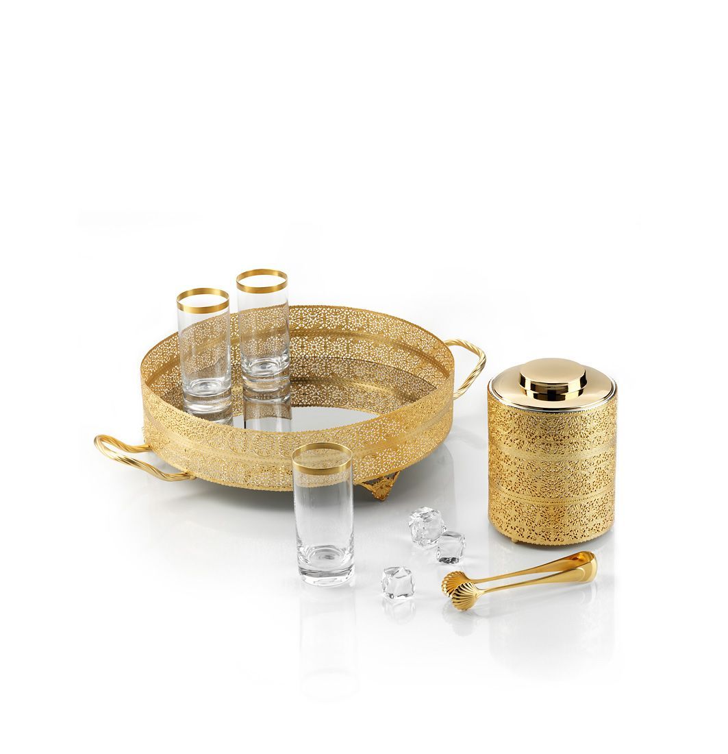 Imagine relaxing by the side of the pool, warmed by the sun's rays. The ideal moment, of course to show off Villari's Marbella drinks set. An elegant 24 carat g