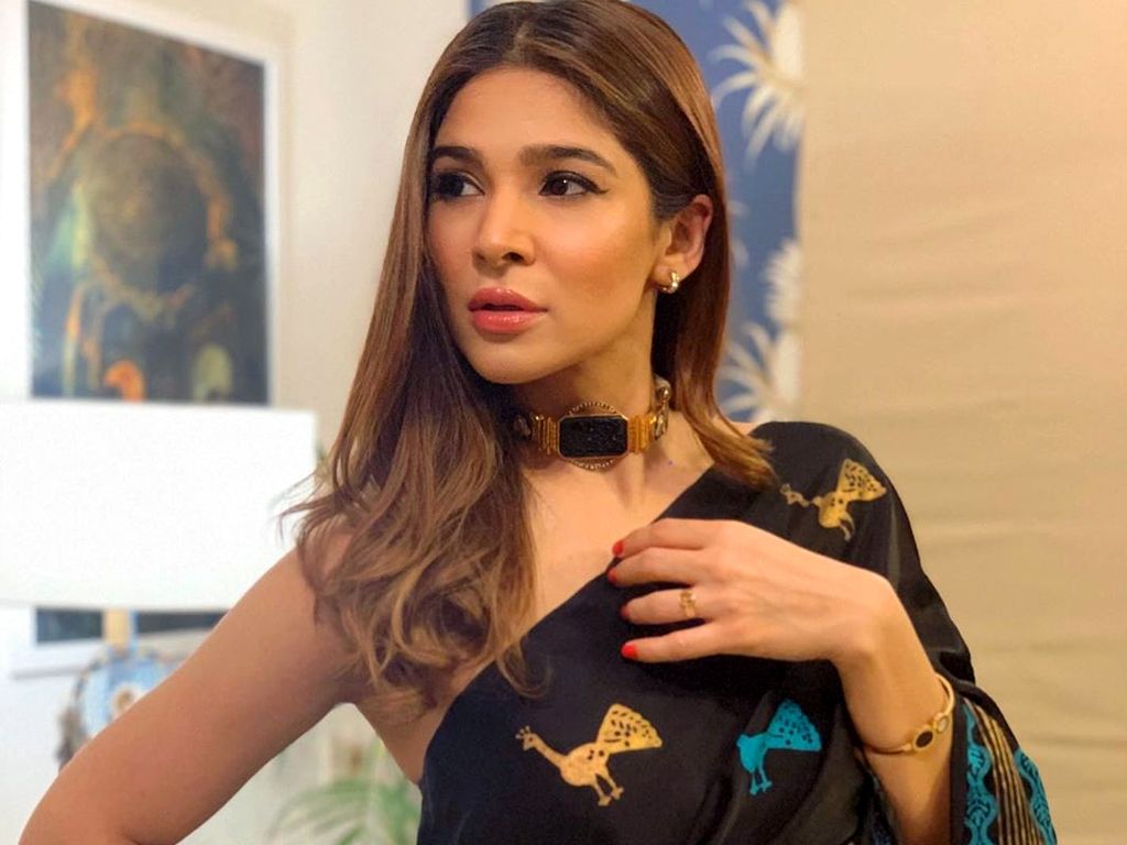 Ayesha Omer To Go Live On Instagram Today Details Inside!