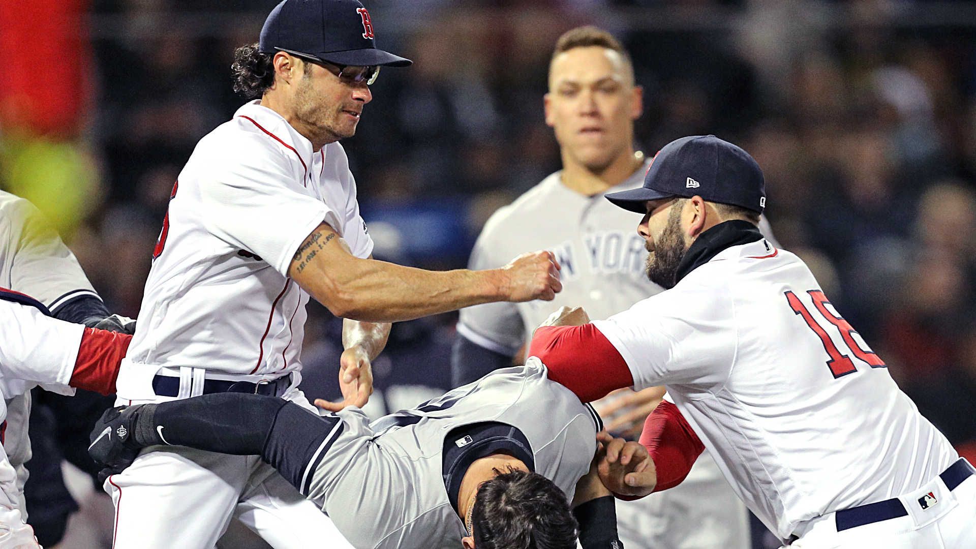 Red Sox's Joe Kelly enters to thunderous boos at Yankee Stadium weeks after brawl