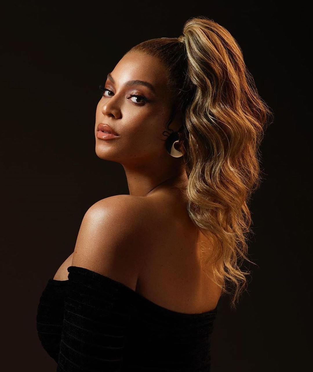 beyslegend shared a photo on Instagram: “Beyoncé announced on her website the 'Black Parade Route', publicizing. Beyonce photohoot, Beyonce hair, Beyonce queen