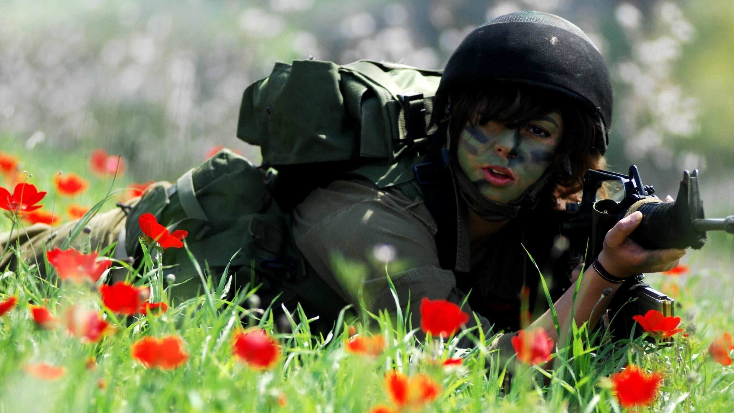 Female soldiers in a field of poppies Desktop wallpaper 1152x864