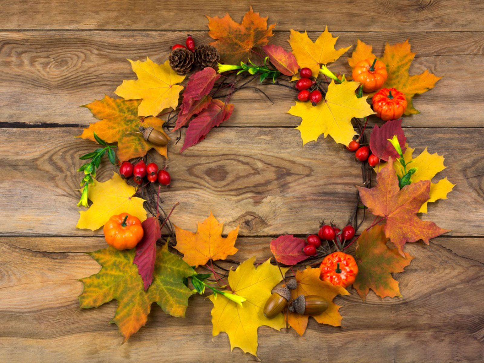 Fall Leaf Decorations: Ideas For Decorating With Fall Foliage