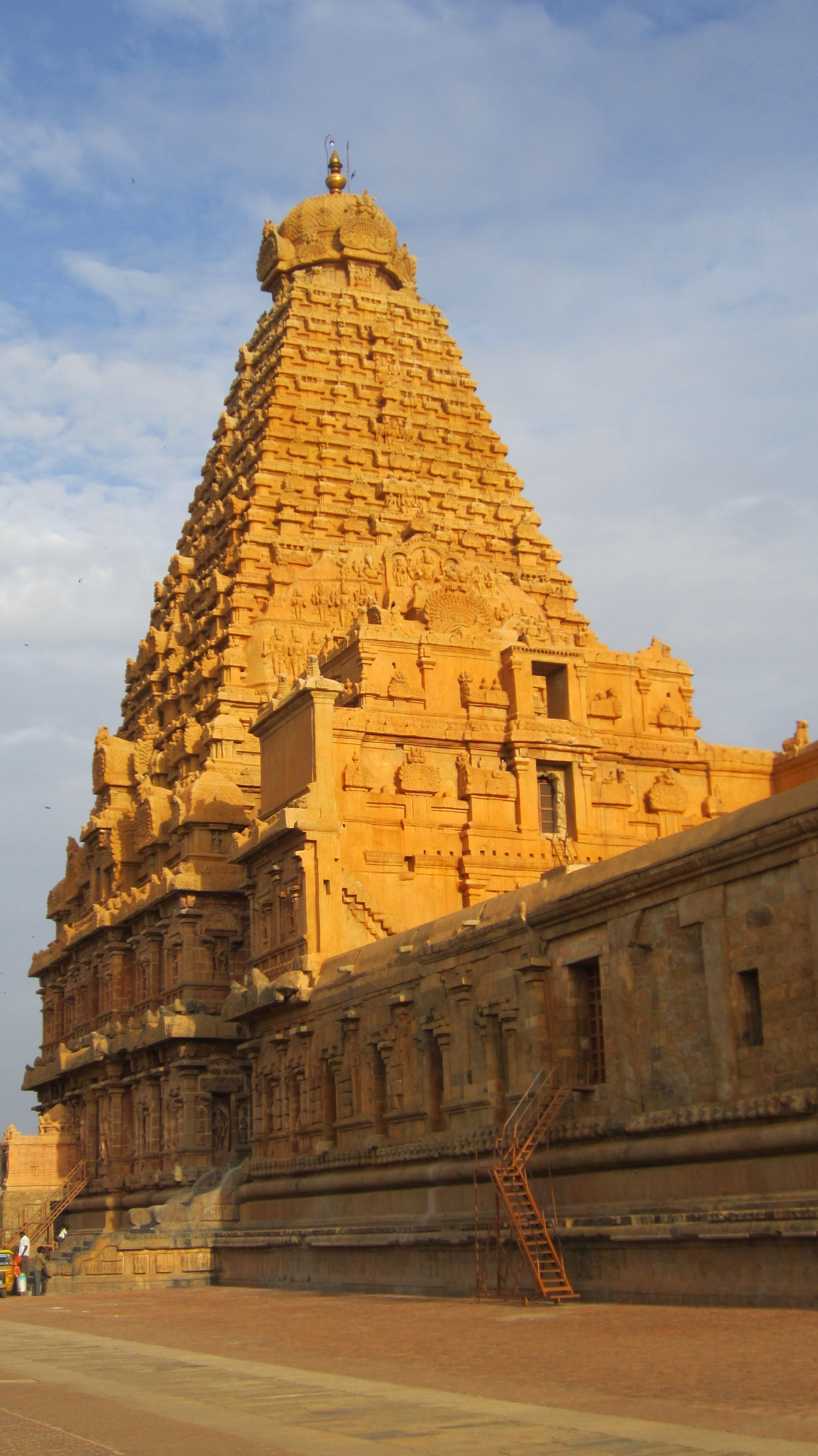 216' tall tower of Thanjavur temple. Indian temple architecture, Temple photography, Temple india