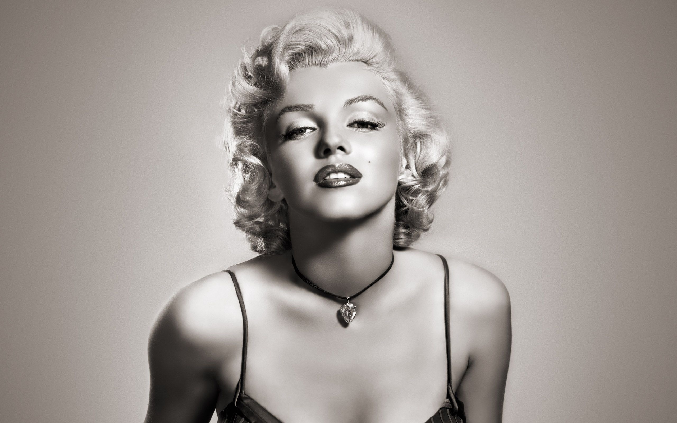 Essential Home pays a tribute to the most beautiful women of hollywood in the mid century era, did you know that? #interi. Marilyn, Marilyn monroe, Marylin monroe
