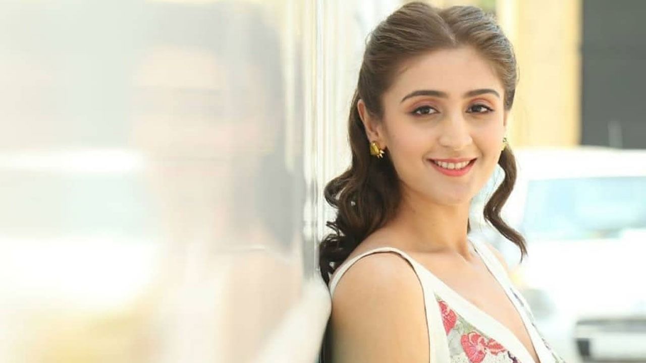 Dhvani Bhanushali and her cute picture