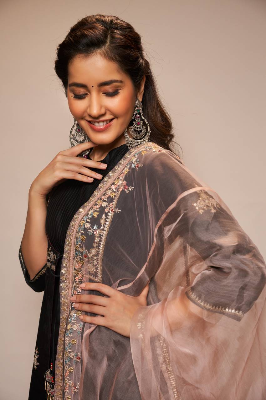 Rashi Khanna Photo [HD]: Latest Image, Picture, Stills of Rashi Khanna