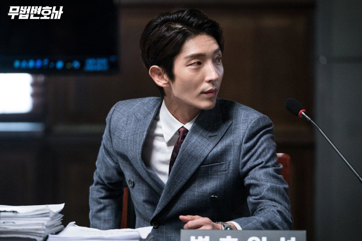 Lee Joon Gi Spotted Helping Out The Production Staff On “Lawless Lawyer”