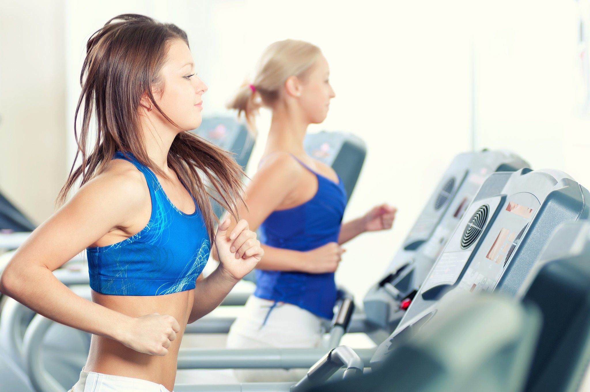 women treadmills exercising Wallpaper HD / Desktop and Mobile Background