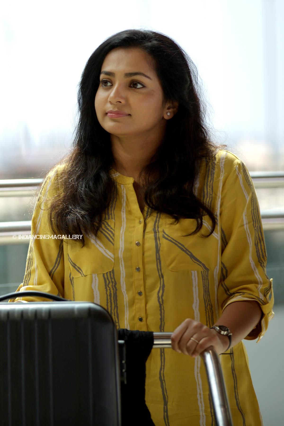 Parvathi Menon (Parvathy Thiruvoth) Actress Photo Stills Gallery