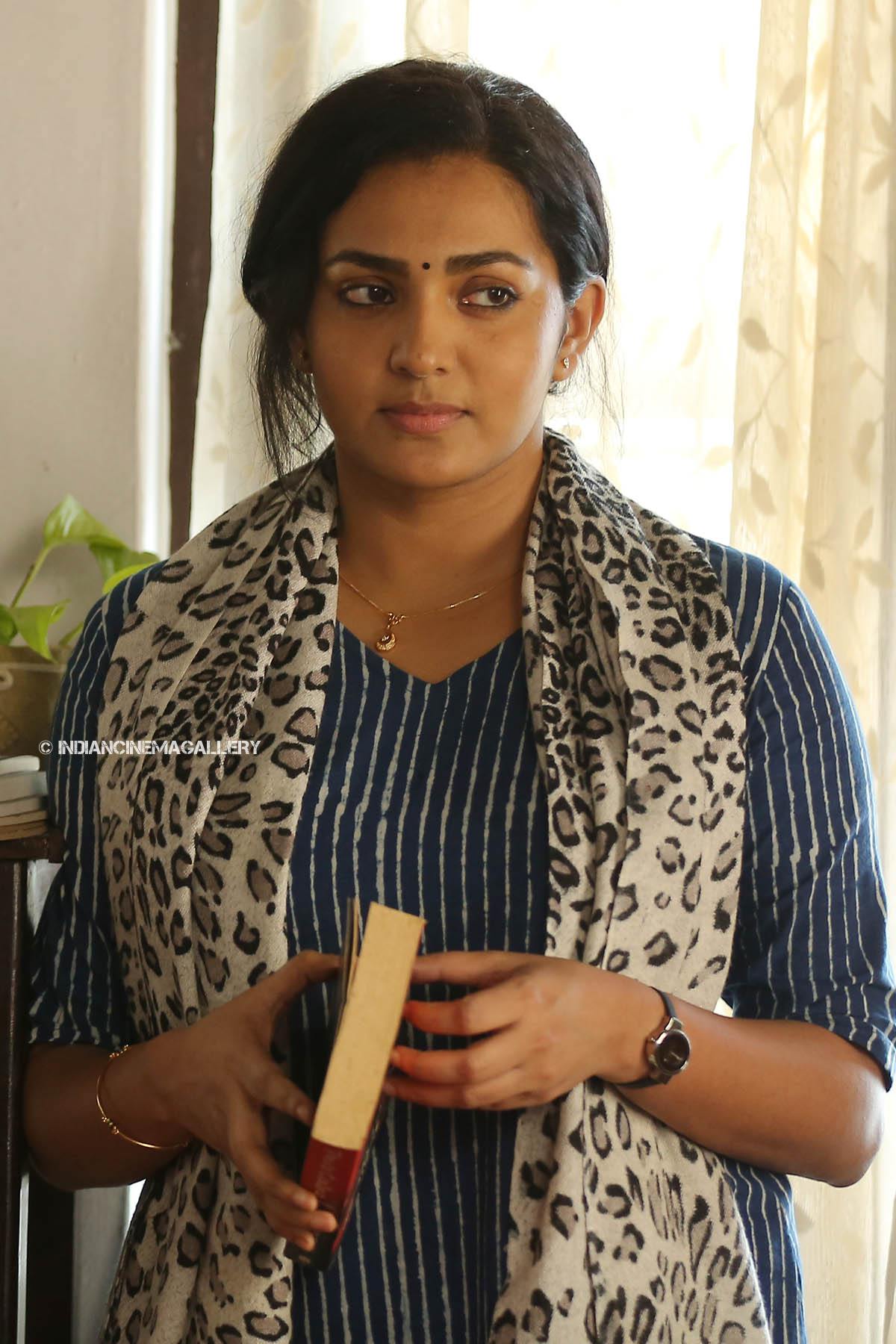 Parvathi Menon (Parvathy Thiruvoth) Actress Photo Stills Gallery