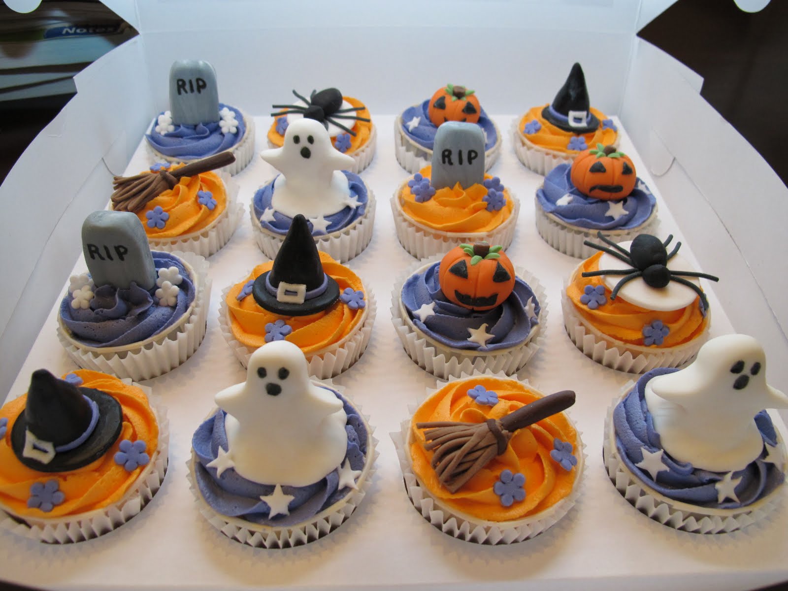 Pink Oven Cakes and Cookies: Halloween cupcake ideas