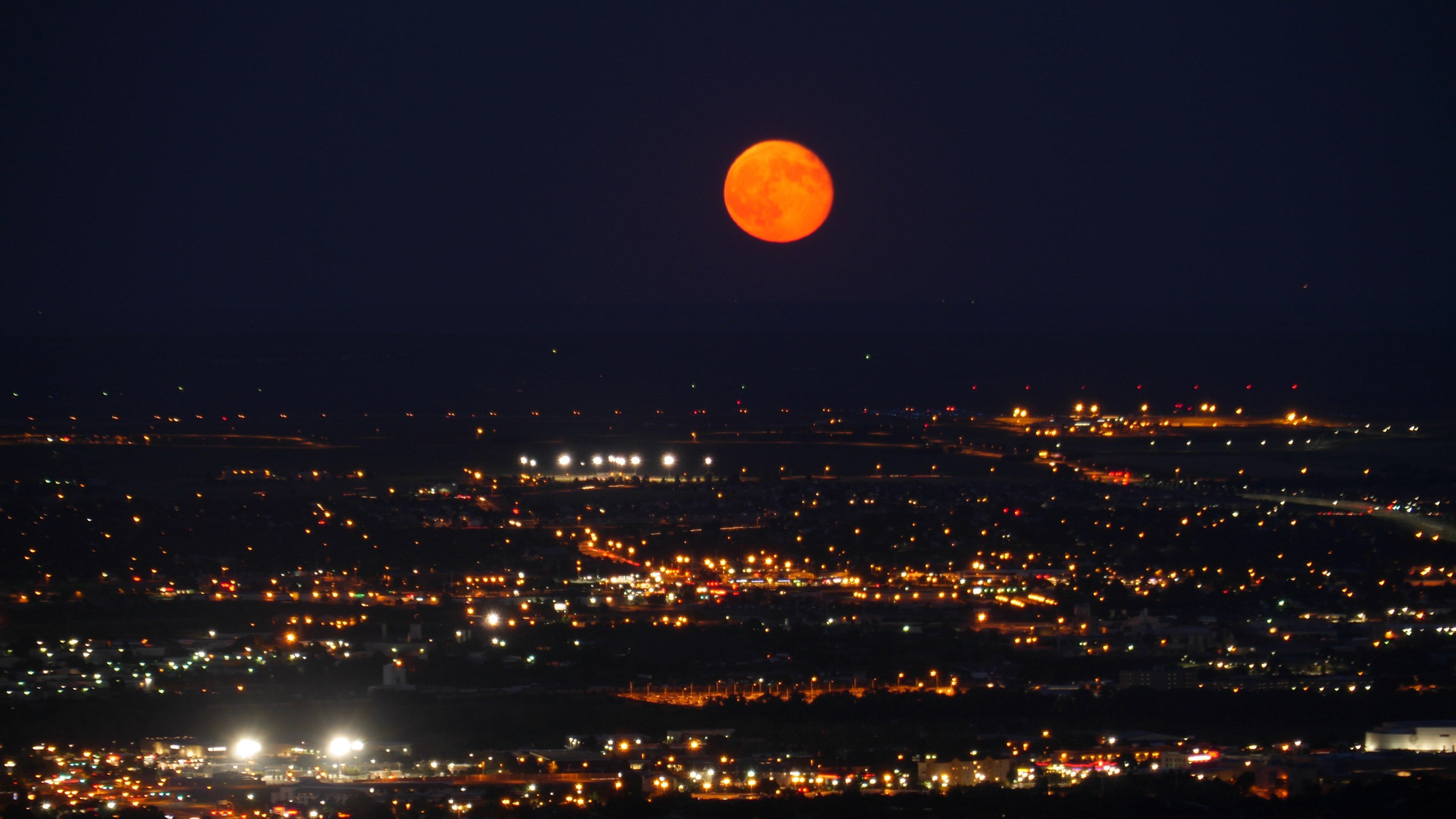 Wallpaper / night city rising and super moon HD 4k wallpaper